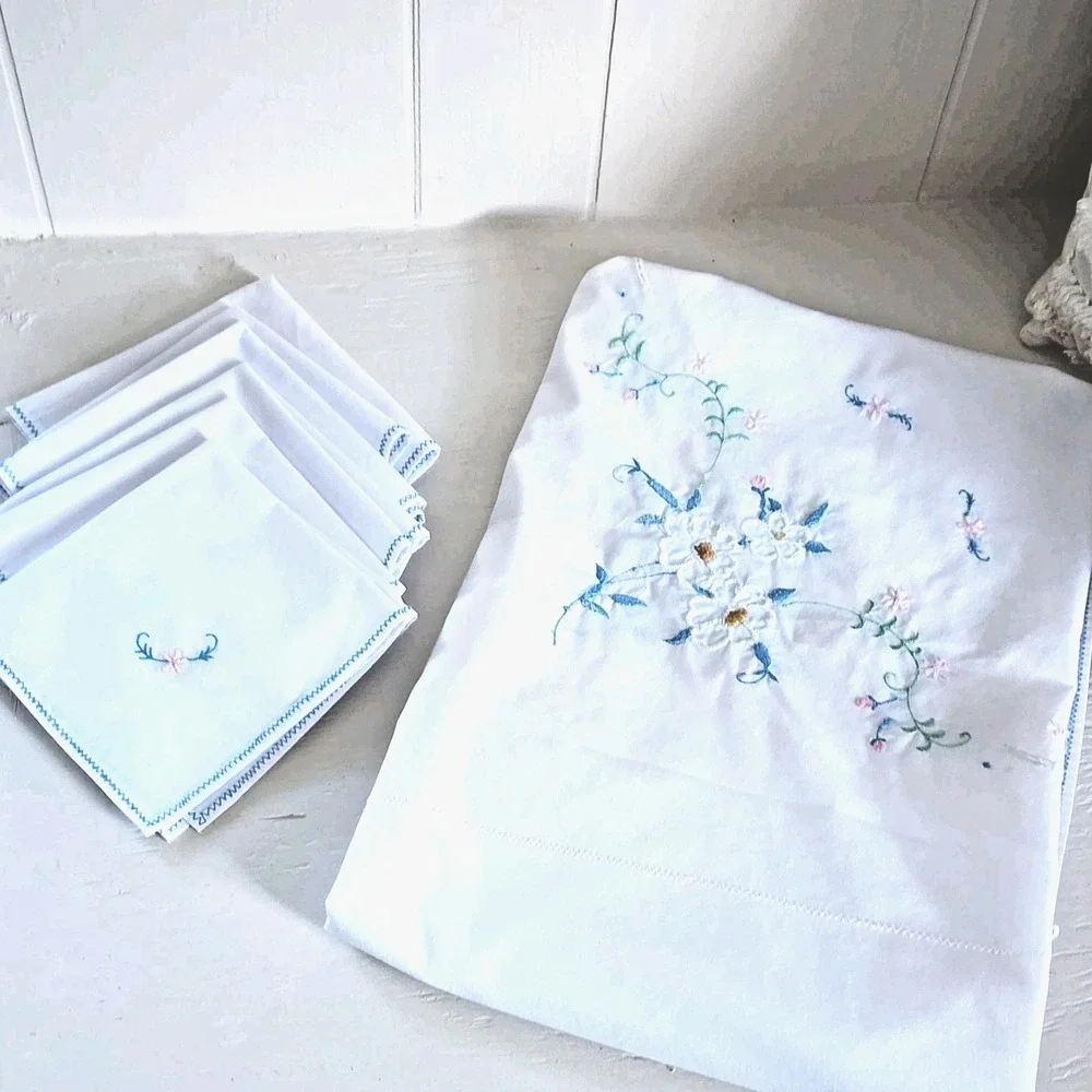 80's Vintage Embroidered White Floral Square Tablecloth with Lace Trim 6 Napkins